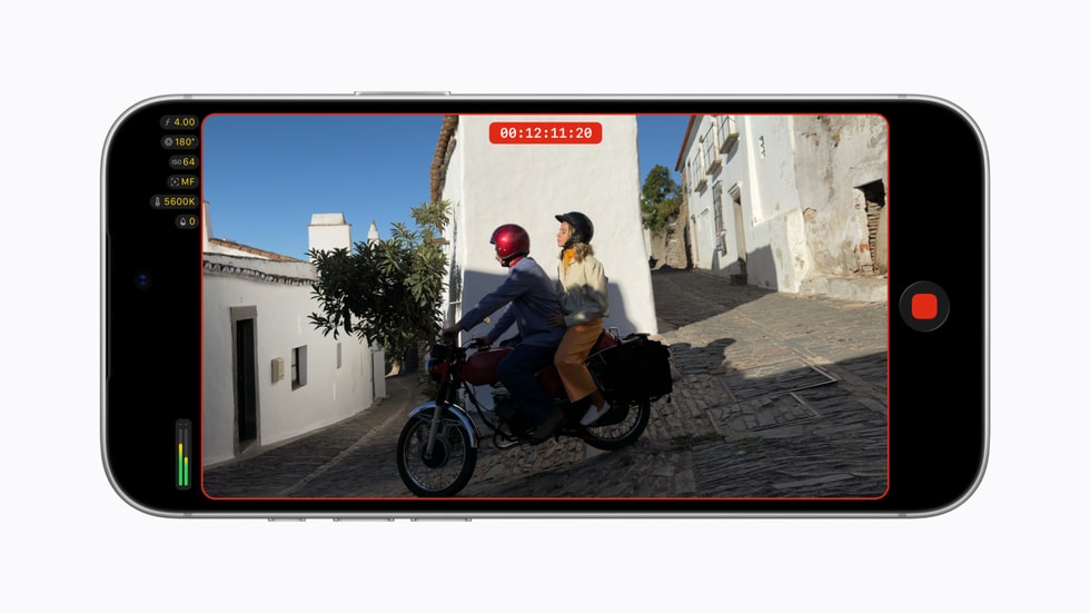 iPhone 18 Pro 上显示着 Final Cut Camera 界面,显示视频正在录制中与新的 Tally 录制指示灯。