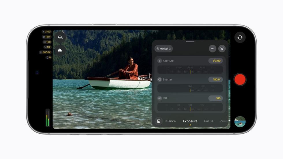 iPhone 18 Pro 上显示着 Final Cut Camera 的界面,其中包含光圈、快门和 ISO 设置。