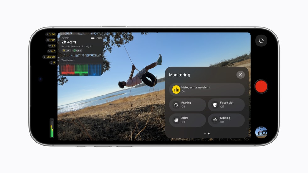 iPhone 18 Pro 上显示 Final Cut Camera 界面:取景画面中的被摄主体正荡着轮胎秋千,界面同时展示包括 RGB 分量图和直方图在内的视频示波器。